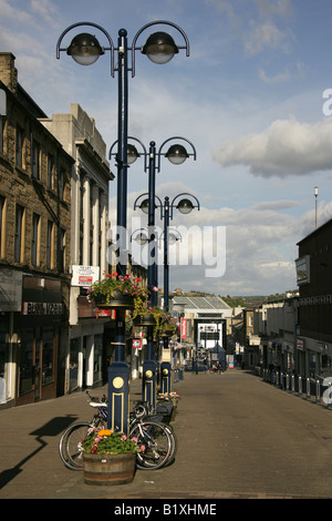 Stadt von Huddersfield, England. Abends Blick auf Huddersfield die King Street mit Kingsgate Einkaufszentrum im Hintergrund. Stockfoto