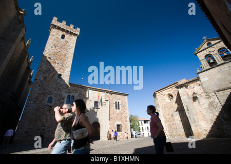 Turm und Schloss der Störche (links) und des Klosters San Pablo (rechts), Caceres, Spanien Stockfoto