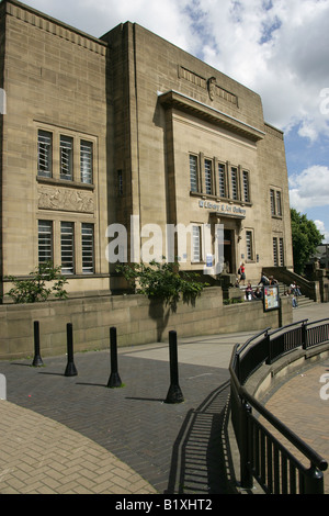 Stadt von Huddersfield, England. Die Art-deco-Design Eingang und Fassade des Huddersfield-Kunst-Galerie und Bibliothek. Stockfoto