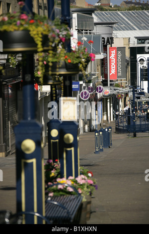 Stadt von Huddersfield, England. Abends Blick auf Huddersfield die King Street mit Kingsgate Einkaufszentrum im Hintergrund. Stockfoto