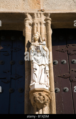 Gotische Skulptur der Jungfrau Maria auf den Pfosten der Kathedrale Eingang, Caceres, Spanien Stockfoto