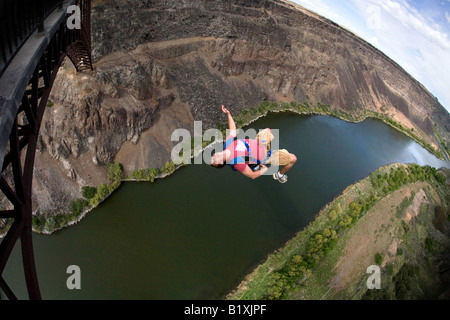 BASE-Jump. Brandon Chance führt einen Gainer an der Perrine Bridge in Twin Falls Idaho. Stockfoto