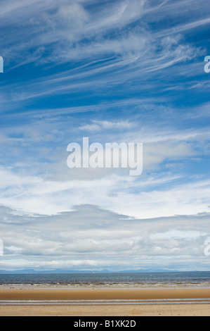 Cirruswolken über Findhorn Strand, Moray, Schottland Stockfoto