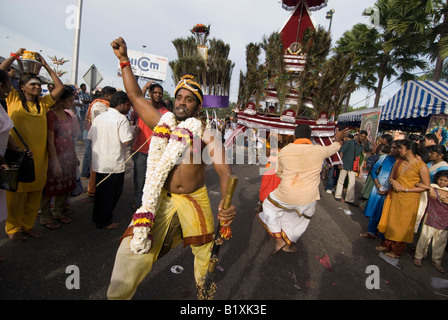 ANHÄNGER, TANZEN IN PARADE AM JÄHRLICHEN HINDU-FESTIVAL VON THAIPUSAM BATU HÖHLEN KUALA LUMPUR MALAYSIA Stockfoto