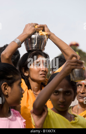 ANHÄNGER MIT TOPF MILCH-ANGEBOTS AUF DEM JÄHRLICHEN HINDUISTISCHE FESTIVAL THAIPUSAM BATU HÖHLEN KUALA LUMPUR MALAYSIA Stockfoto