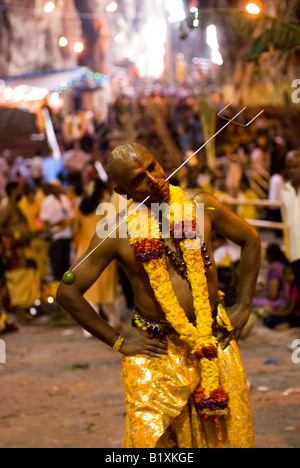 ANHÄNGER MIT ZUNGENPIERCING IN DEN BATU-HÖHLEN WÄHREND DES JÄHRLICHEN FESTIVALS DER HINDUISTISCHE THAIPUSAM KUALA LUMPUR MALAYSIA Stockfoto