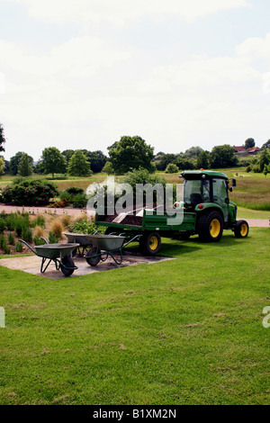 JOHN DEERE 3720 GARTEN TRAKTOR UND ANHÄNGER RHS HYDE HALL ESSEX UK Stockfoto