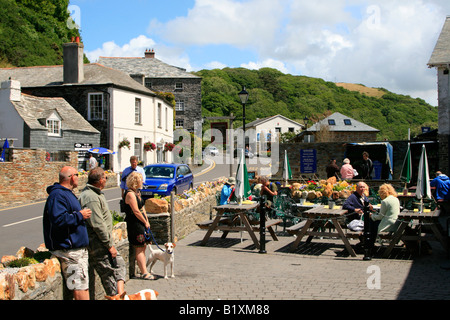 Boscastle Dorf Fluss Valency Fischerhafen an der Nordküste von Cornwall, England. Stockfoto