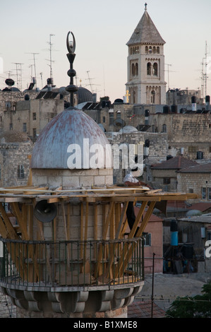 Israel-Jerusalem-Altstadt-Blick vom Dach mit Nahaufnahme des Muezzin und Kirche Spire Moschee Stockfoto