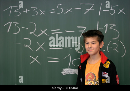 ein Junge auf dem Brett zu einer Schule in Deutschland geschrieben zu haben Stockfoto