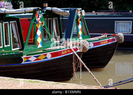 Paar Narrowboats Esche und Eiche am Grand Union Canal an der Warwick, UK Stockfoto