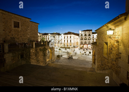 Plaza Mayor in der Dämmerung, wie gesehen von Arco De La Estrella, Caceres, Spanien Stockfoto