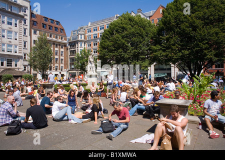 Sommer-Mittag in Golden Square Soho in London bei jeder Pause in der Sonne macht Stockfoto