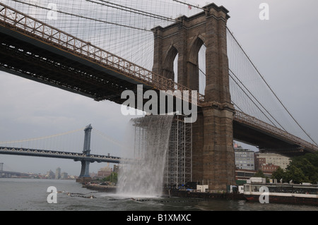 Einer der vier Wasserfälle, die dänisch-isländischen Künstlers Olafur Eliasson im Hafen von New York als Kunst im öffentlichen Raum-Projekt installiert. Stockfoto