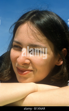 Porträt einer jungen Frau mit schwarzen Haaren Stockfoto