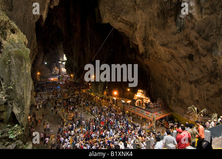 ANSICHT DER HÖHLE UND TEMPEL IN DEN BATU-HÖHLEN WÄHREND DES JÄHRLICHEN FESTIVALS DER HINDUISTISCHE THAIPUSAM KUALA LUMPUR MALAYSIA Stockfoto