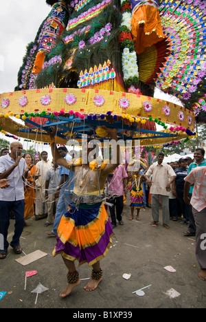 ANHÄNGER KAVADI TRÄGER AM JÄHRLICHEN HINDU-FESTIVAL VON THAIPUSAM BATU HÖHLEN KUALA LUMPUR MALAYSIA Stockfoto