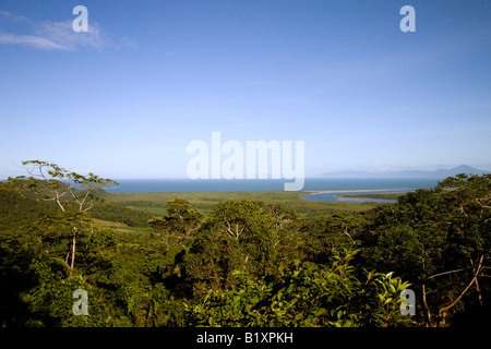 Alexandra Range Aussichtspunkt Daintree Nationalpark mit Daintree River und Coral Sea, Tiefland-Regenwald im Vordergrund Stockfoto