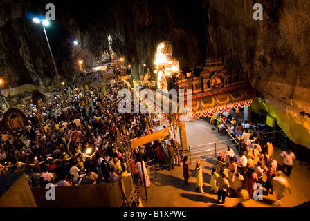 ANHÄNGER INS TEMPEL INNEN DEN BATU-HÖHLEN WÄHREND DES JÄHRLICHEN FESTIVALS DER HINDUISTISCHE THAIPUSAM KUALA LUMPUR MALAYSIA Stockfoto