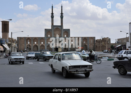 Verkehrsreichen überqueren der mittelalterlichen Takyeh Amir Chakhmagh Komplex, eine atemberaubende muslimischen architektonisches Wahrzeichen im Herzen von Yazd Stockfoto