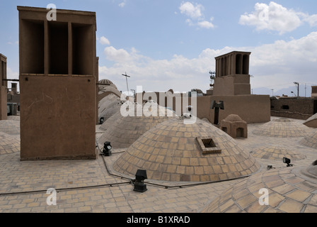 Eine Nahaufnahme Dach Draufsicht auf die herrlichen Wind Catcher befindet sich in Yazd, Iran Stockfoto