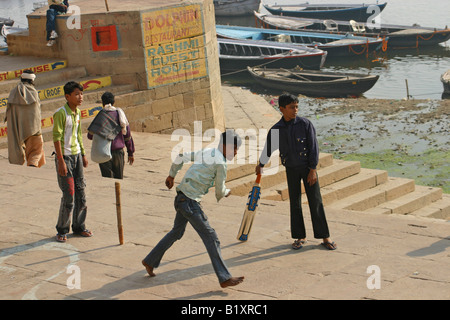 Jungs spielen Cricket an den Ufern des Flusses Ganges, Varanasi Stockfoto