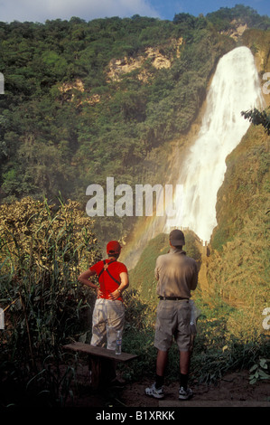 Wanderer, bewundern Sie die 70 Meter hohe Velo de Novia Waterwall am El Chiflon in der Nähe von Comitán, Chiapas, Mexiko Stockfoto