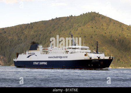 Die Bluebridge gerade Versand Fähre Santa Regina macht ihren Weg durch die Marlborough Sounds nach Picton von Wellington Stockfoto