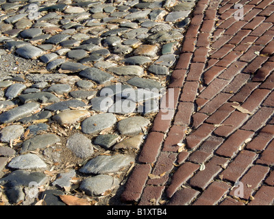 Backstein Straße Gesteinsoberflächen verschiedene grobe holprigen Stein Fahrbahn Kopfsteinpflaster Stockfoto