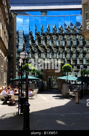 Reflexionen im Glas fronted Bourse Restaurant, Leeds, West Yorkshire, England UK Stockfoto