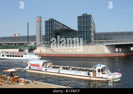 Berlin Deutschland Touristen Vergnügen cruise Boot auf der Spree, vorbei an den neuen Hauptbahnhof Hauptbahnhof im Sommer Stockfoto