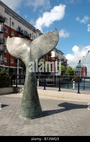 Wal Fluke Skulptur von Richard Farrington im The Plaza, Gunwharf Quays, Portsmouth, Hampshire, UK Stockfoto