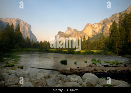 Talblick, fließt der Merced River vor El Capitan und Cathedral Rocks, Yosemite-Nationalpark, Kalifornien, USA. Stockfoto