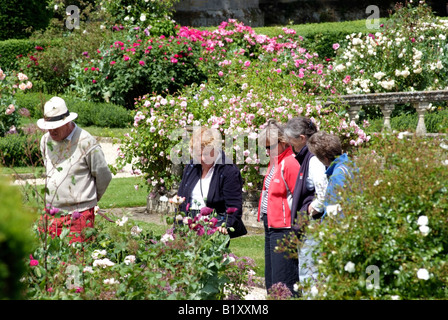 Besucher in der Queens Garden in Sudeley Castle Winchcombe Gloucestershire UK Stockfoto