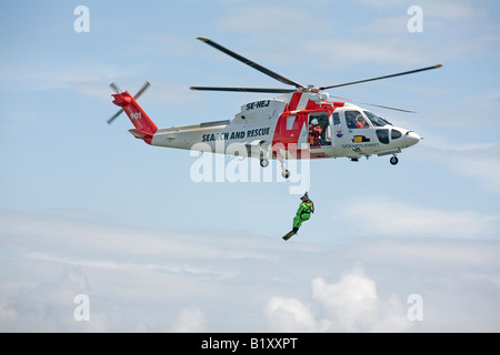 Such- und Rettungsdienst SAR Hubschrauberbesatzung senkt Meer Rettungsschwimmer Stockfoto