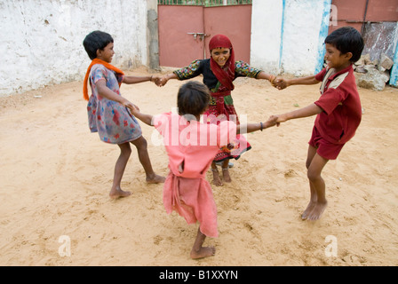 Glückliche Rajasthani-Kinder spielen in einem Innenhof, Thar-Wüste, Indien. Stockfoto
