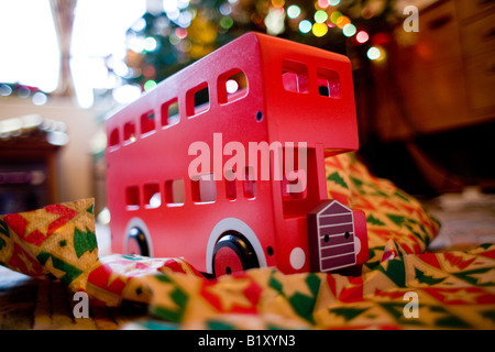Kinder-Spielzeug-Bus zu Weihnachten Stockfoto