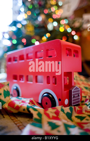Des Kindes Spielzeug Bus zu Weihnachten Stockfoto