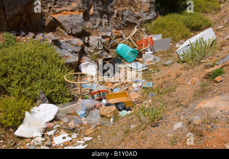 Haushalt und Bauherren Müll abgeladen am Straßenrand in der Nähe von Malia auf der griechischen Mittelmeer Insel von Kreta GR EU Stockfoto