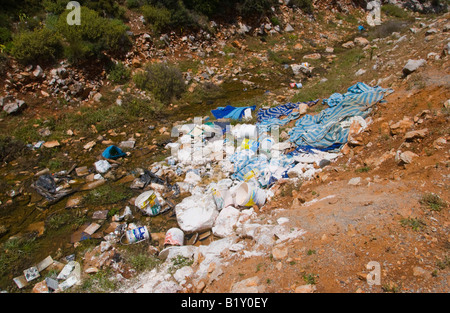 Haushalt und Bauherren Müll abgeladen in am Straßenrand Bach in der Nähe von Malia auf der griechischen Mittelmeer Insel von Kreta GR EU Stockfoto