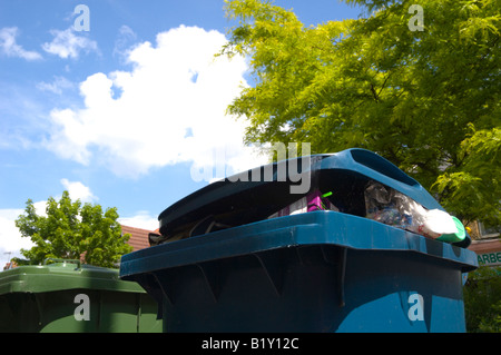 Recycling und Abfall Behälter auf einer Straße in Harrow, London, UK 3/3 Stockfoto