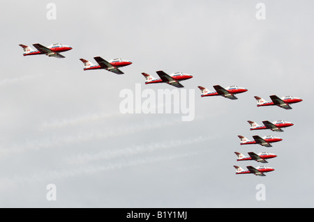 Die Snowbirds, Kanadas extreme Kunstflugstaffel, Manöver präzise zusammen in den Himmel. Stockfoto