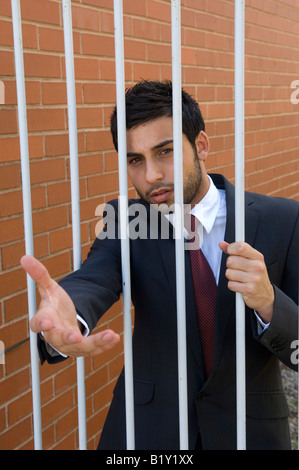 Business-Mann hinter Gittern Stockfoto
