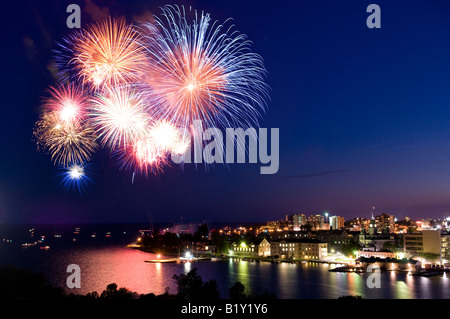 Feuerwerke erhellen die Skyline während Kanada Day Feierlichkeiten am 1. Juli 2008 in Kingston, Ontario, Kanada. Stockfoto