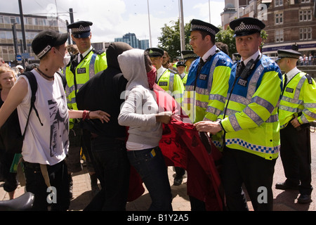 Anti-G8- und No Border clash Demonstranten mit der Polizei außerhalb Ausländerbehörde in Croydon Stockfoto