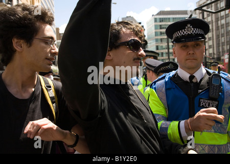 Anti-G8- und No Border clash Demonstranten mit der Polizei außerhalb Ausländerbehörde in Croydon Stockfoto