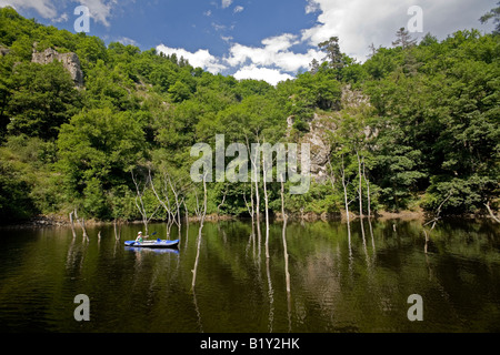 Eine junge Frau, Paddeln am Fluss Sioule (Puy de Dôme - Frankreich). Femme Pagayant Sur la Sioule (Puy-de-Dôme 63 - Frankreich). Stockfoto