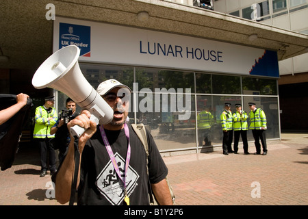 Anti-G8- und No Border clash Demonstranten mit der Polizei außerhalb Ausländerbehörde in Croydon Stockfoto