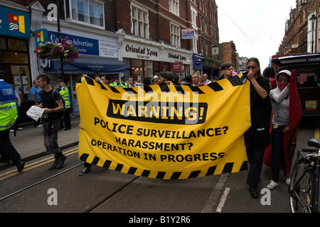 Anti-G8- und No Border clash Demonstranten mit der Polizei außerhalb Ausländerbehörde in Croydon Stockfoto