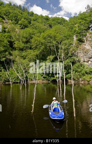 Eine junge Frau, Paddeln am Fluss Sioule (Puy de Dôme - Frankreich). Femme Pagayant Sur la Sioule (Puy-de-Dôme 63 - Frankreich). Stockfoto